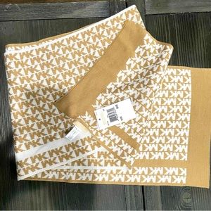 NWT❗️Michael Kors Scarf